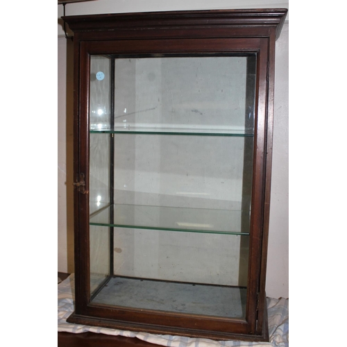 93 - TABLE TOP SHOP DISPLAY CABINET WITH MOULDED TOP & GLASS SHELVES