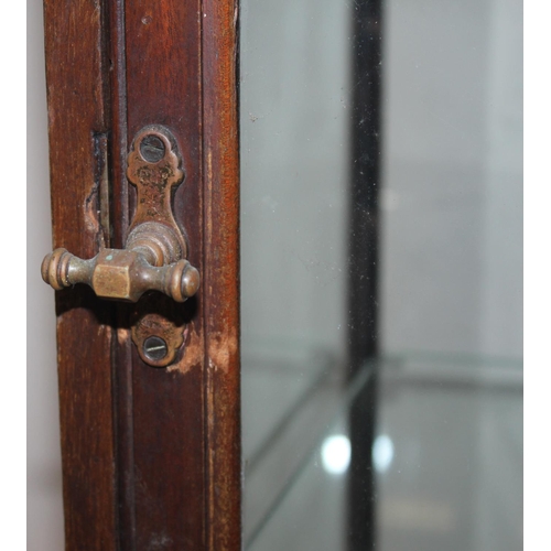 93 - TABLE TOP SHOP DISPLAY CABINET WITH MOULDED TOP & GLASS SHELVES