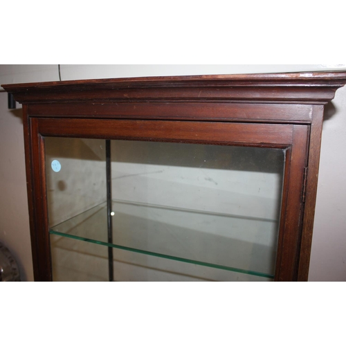 93 - TABLE TOP SHOP DISPLAY CABINET WITH MOULDED TOP & GLASS SHELVES