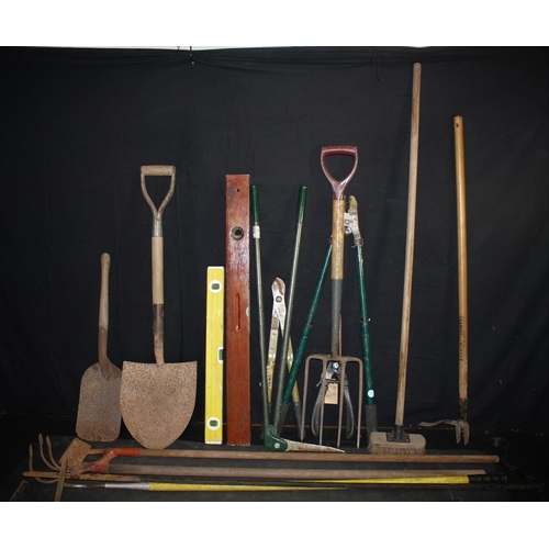 163 - BUNDLE OF GARDEN TOOLS & 2 SPIRIT LEVELS