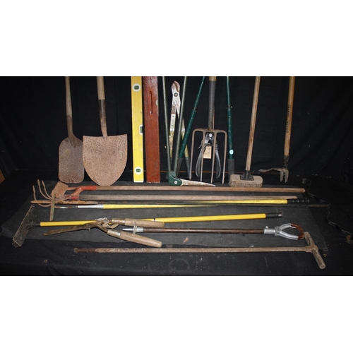 163 - BUNDLE OF GARDEN TOOLS & 2 SPIRIT LEVELS