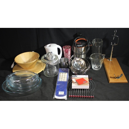 285 - MISCELLANEOUS GOODS, MAINLY KITCHEN ACCESSORIES