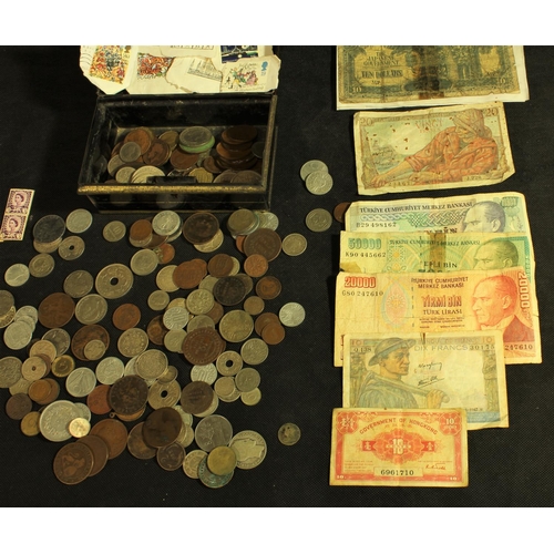 369 - MONEY BOX CONTAINING VARIOUS COINS, BANK NOTES & STAMPS