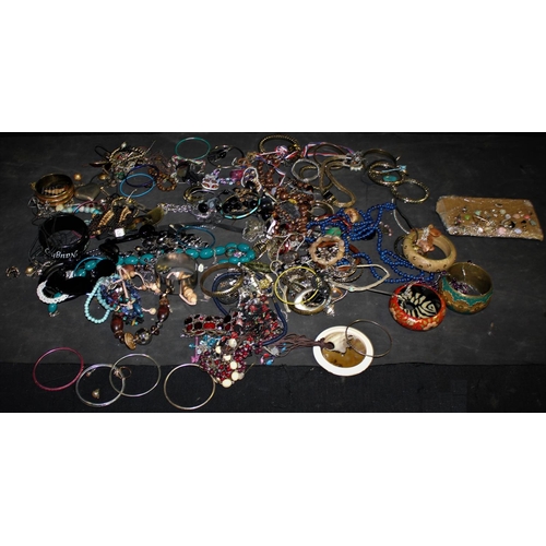 313 - BAG OF COSTUME JEWELLERY