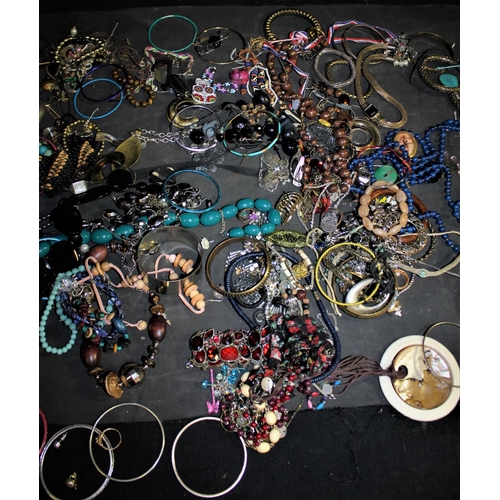 313 - BAG OF COSTUME JEWELLERY