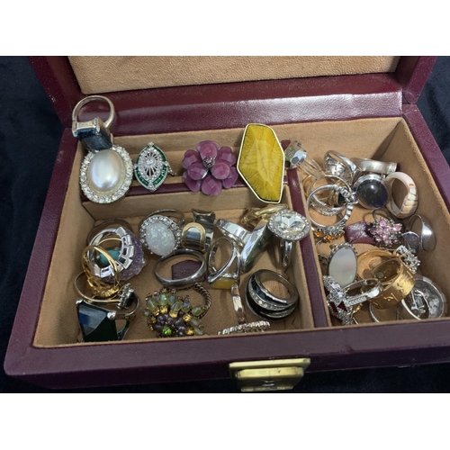 331 - JEWELLERY BOX CONTAINING COSTUME JEWELLERY RINGS