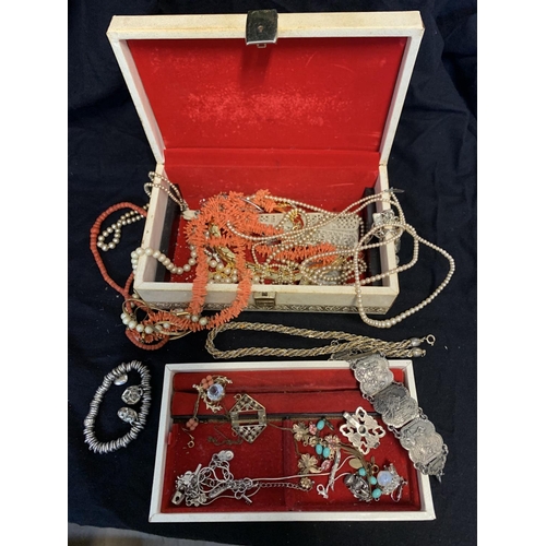 338 - TRAY & JEWELLERY BOX OF COSTUME JEWELLERY INCLUDING: NECKLACES, PENDANTS, BRACELETS, SIMULATED P... 