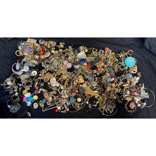 339 - BOX CONTAINING LARGE QUANTITY OF COSTUME JEWELLERY EARRINGS