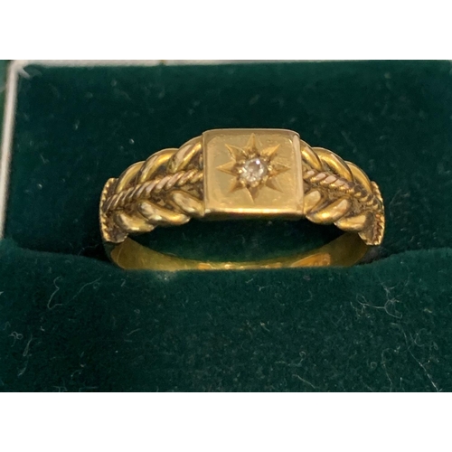 350 - 18ct GOLD ROPE PATTERN RING WITH 8 POINTED STAR, SET SINGLE CLEAR STONE - SIZE R (3.7g)