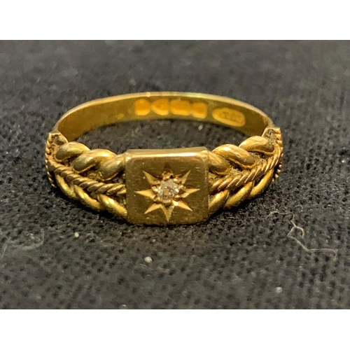 350 - 18ct GOLD ROPE PATTERN RING WITH 8 POINTED STAR, SET SINGLE CLEAR STONE - SIZE R (3.7g)