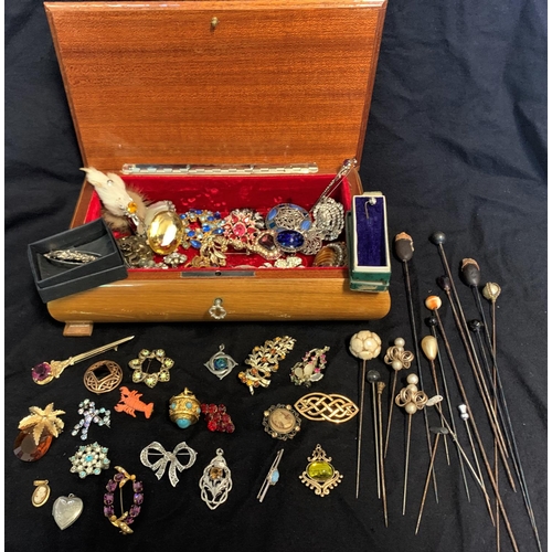 370 - JEWELLERY BOX (3 FEET MISSING) CONTAINING BROOCHES, PENDANTS & HAT PINS