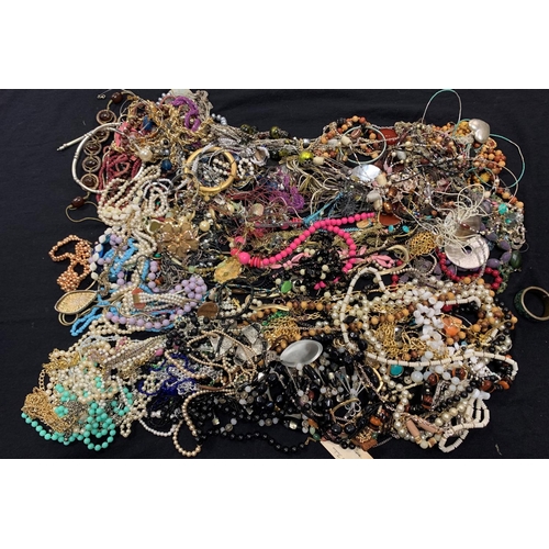 20 - BAG OF COSTUME JEWELLERY (4.9kg)