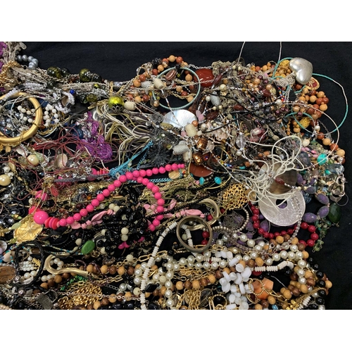 20 - BAG OF COSTUME JEWELLERY (4.9kg)