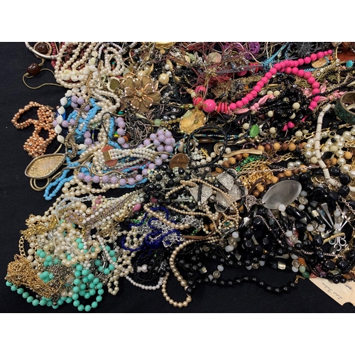 20 - BAG OF COSTUME JEWELLERY (4.9kg)