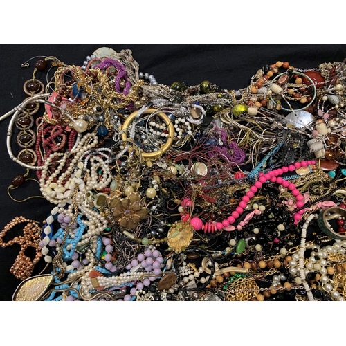 20 - BAG OF COSTUME JEWELLERY (4.9kg)