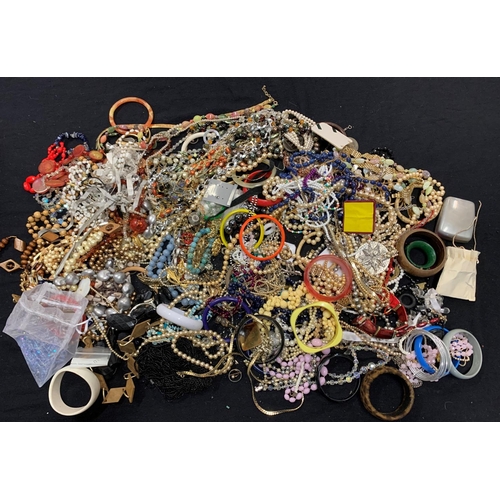 105 - BAG OF COSTUME JEWELLERY (6.2kg)