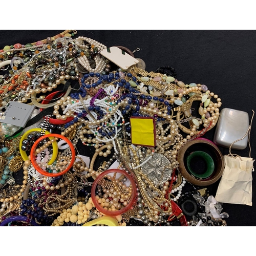 105 - BAG OF COSTUME JEWELLERY (6.2kg)