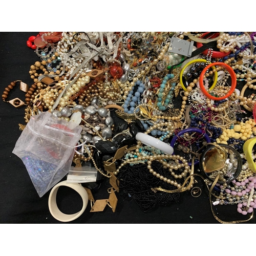 105 - BAG OF COSTUME JEWELLERY (6.2kg)