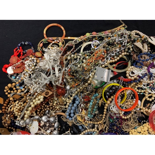 105 - BAG OF COSTUME JEWELLERY (6.2kg)