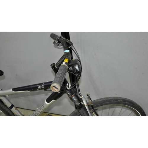 2 - DIAMOND BACK 510 21 SPEED MOUNTAIN BIKE WITH DISC BRAKES AND GIANT ROCK 21 SPEED MOUNTAIN BIKE