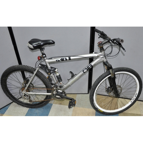2 - DIAMOND BACK 510 21 SPEED MOUNTAIN BIKE WITH DISC BRAKES AND GIANT ROCK 21 SPEED MOUNTAIN BIKE
