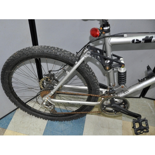 2 - DIAMOND BACK 510 21 SPEED MOUNTAIN BIKE WITH DISC BRAKES AND GIANT ROCK 21 SPEED MOUNTAIN BIKE