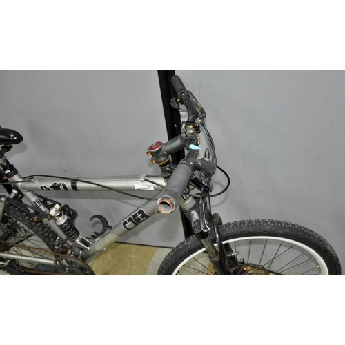 2 - DIAMOND BACK 510 21 SPEED MOUNTAIN BIKE WITH DISC BRAKES AND GIANT ROCK 21 SPEED MOUNTAIN BIKE