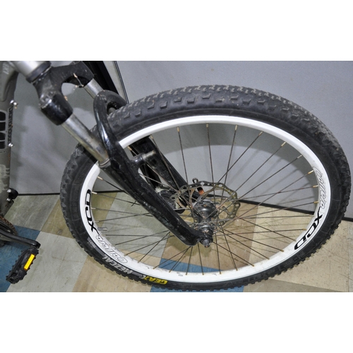 2 - DIAMOND BACK 510 21 SPEED MOUNTAIN BIKE WITH DISC BRAKES AND GIANT ROCK 21 SPEED MOUNTAIN BIKE