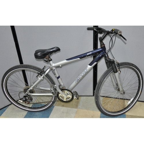 2 - DIAMOND BACK 510 21 SPEED MOUNTAIN BIKE WITH DISC BRAKES AND GIANT ROCK 21 SPEED MOUNTAIN BIKE