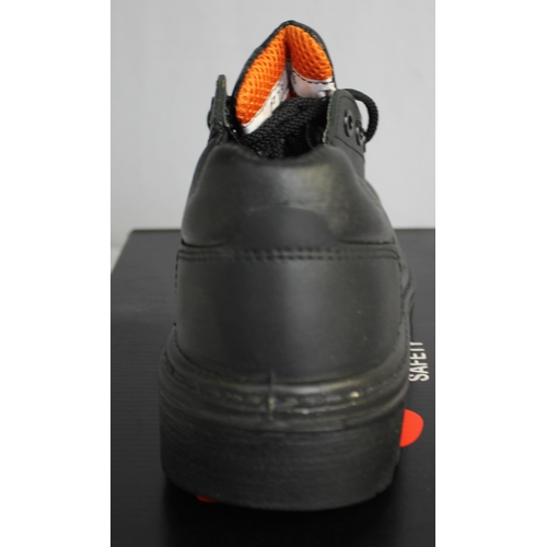 31 - 4 PAIRS JAL GROUP LIGHT YEAR SAFETY BOOTS (UK SIZE 6/39) - OPTION OF LOT 32