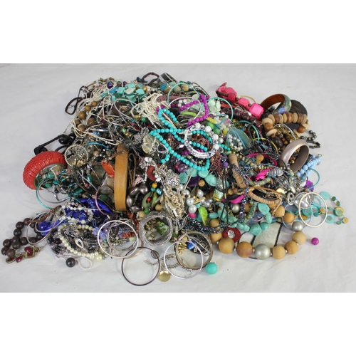 40 - BOX COSTUME JEWELLERY