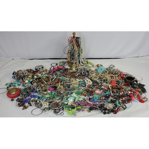 40 - BOX COSTUME JEWELLERY