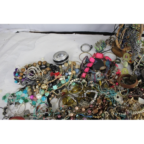 40 - BOX COSTUME JEWELLERY