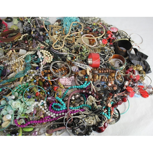 40 - BOX COSTUME JEWELLERY