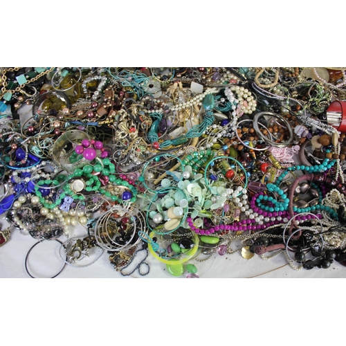 40 - BOX COSTUME JEWELLERY