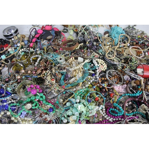 40 - BOX COSTUME JEWELLERY