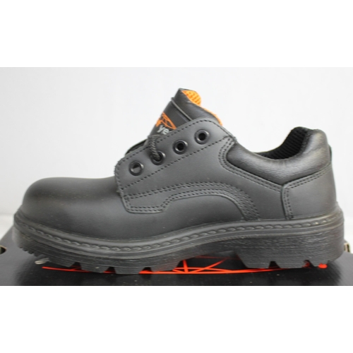 32 - 4 PAIRS JAL GROUP LIGHT YEAR SAFETY BOOTS (UK SIZE 6/39)