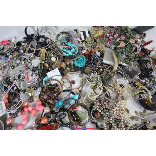 58 - BOX COSTUME JEWELLERY