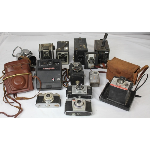 43 - WICKER BASKET OF OLD CAMERAS INCLUDING BROWNIE