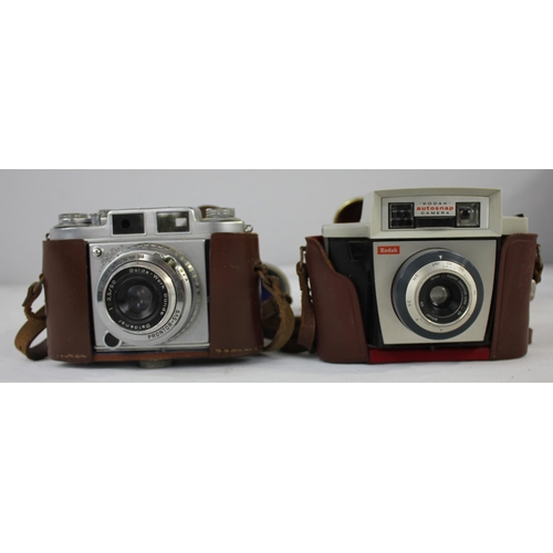 43 - WICKER BASKET OF OLD CAMERAS INCLUDING BROWNIE