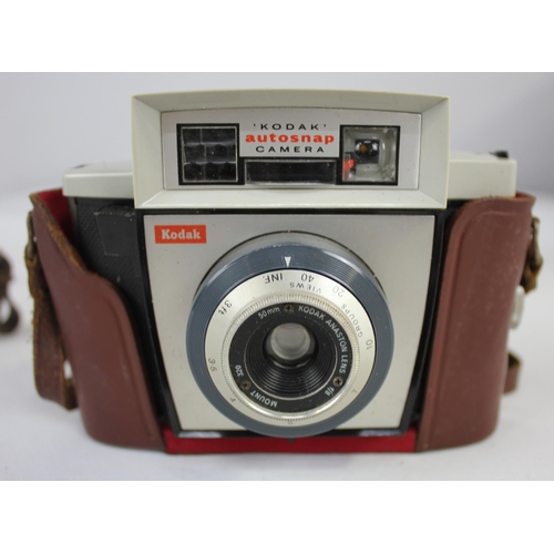 43 - WICKER BASKET OF OLD CAMERAS INCLUDING BROWNIE