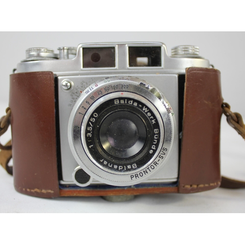 43 - WICKER BASKET OF OLD CAMERAS INCLUDING BROWNIE