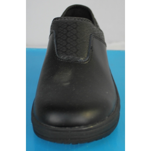 30 - 5 PAIRS BLACK MAGNUM ESSENTIAL EQUIPMENT 'JASMINE' WORK SHOES (SIZE 3)