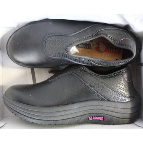 30 - 5 PAIRS BLACK MAGNUM ESSENTIAL EQUIPMENT 'JASMINE' WORK SHOES (SIZE 3)