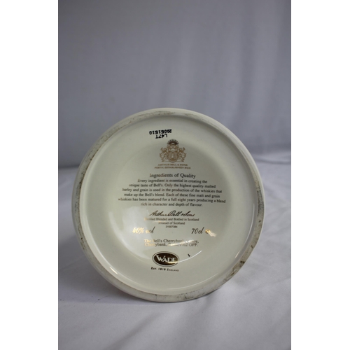 287 - BELL'S EXTRA SPECIAL OLD SCOTCH WHISKY LIMTED EDITION CHRISTMAS DECANTER 2003 AND BELL'S BLENDED SCO... 