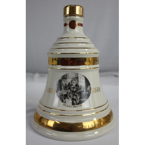 287 - BELL'S EXTRA SPECIAL OLD SCOTCH WHISKY LIMTED EDITION CHRISTMAS DECANTER 2003 AND BELL'S BLENDED SCO... 