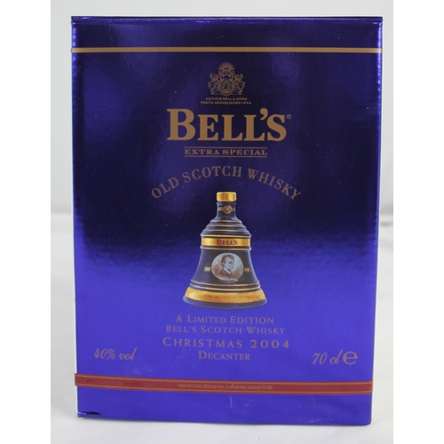 289 - 2 BELL'S EXTRA SPECIAL OLD SCOTCH WHISKY LIMTED CHRISTMAS DECANTERS 2002 AND 2004. FULL AND SEALED