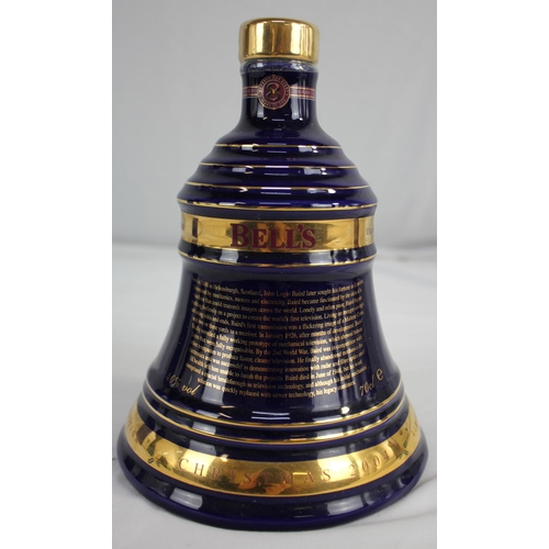 289 - 2 BELL'S EXTRA SPECIAL OLD SCOTCH WHISKY LIMTED CHRISTMAS DECANTERS 2002 AND 2004. FULL AND SEALED