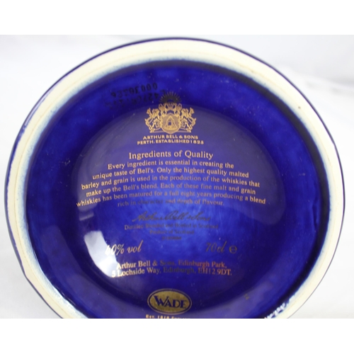 289 - 2 BELL'S EXTRA SPECIAL OLD SCOTCH WHISKY LIMTED CHRISTMAS DECANTERS 2002 AND 2004. FULL AND SEALED