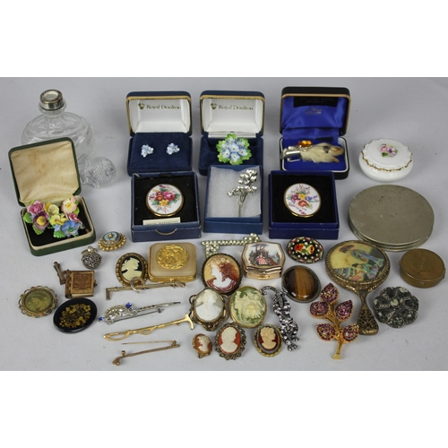 84 - QUANTITY OF JEWELLERY ETC: 2 ROYAL WORCESTER BROOCHES, RABBIT'S FOOT BROOCH, PAIR ROYAL DOULTON EARR... 